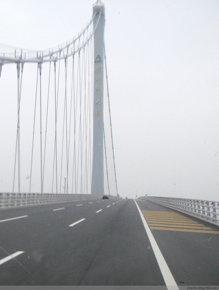 公司岩改性沥青产品用于青岛海湾大桥 